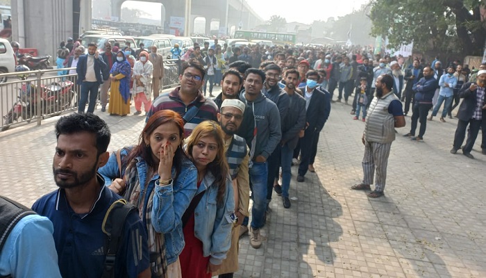 মেট্রোরেলে চড়তে দীর্ঘ লাইন, বাস সার্ভিস চালু