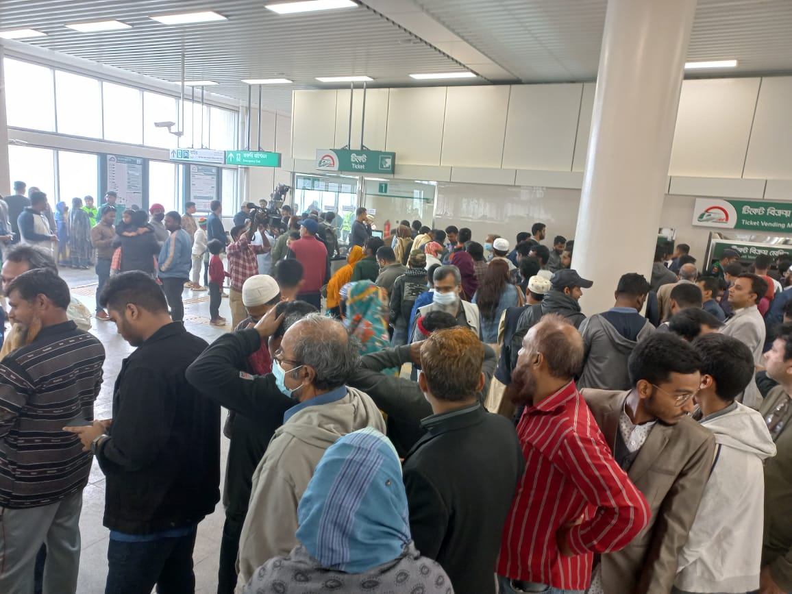 মেট্রোরেলে চড়তে দীর্ঘ লাইন, বাস সার্ভিস চালু