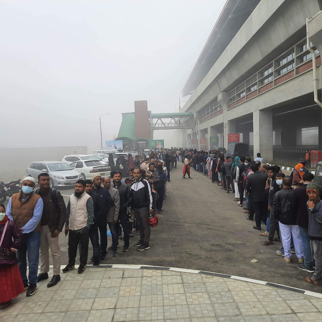 মেট্রোরেলে চড়তে দীর্ঘ লাইন, বাস সার্ভিস চালু