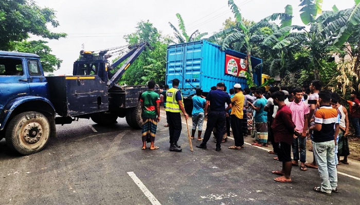 যশোরে নিয়ন্ত্রণ হারিয়ে হোটেলে কাভার্ডভ্যান, নিহত ৫