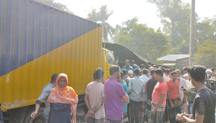 যশোরে নিয়ন্ত্রণ হারিয়ে হোটেলে কাভার্ডভ্যান, নিহত ৫
