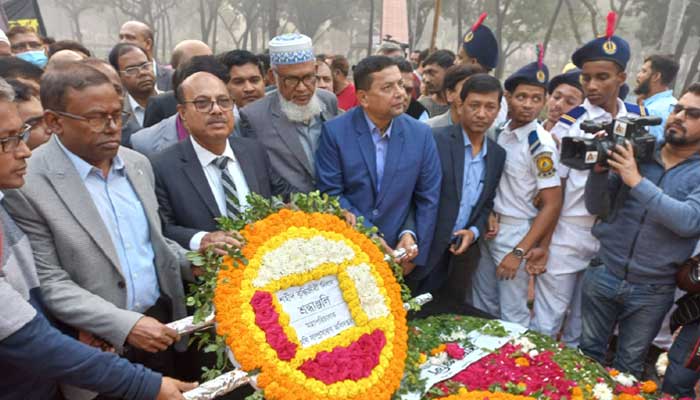 রায়েরবাজার বধ্যভূমিতে সর্বস্তরের মানুষের শ্রদ্ধা