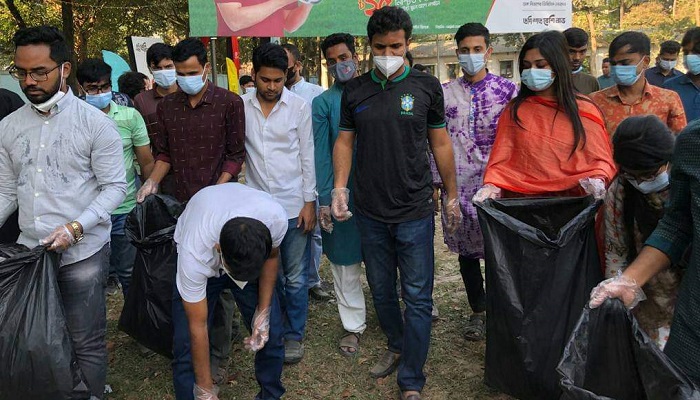 এবার ক্যাম্পাস পরিচ্ছন্নতা অভিযানে ঢাবি ছাত্রলীগ