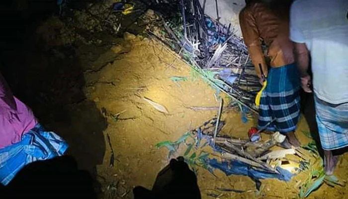 কক্সবাজারে পাহাড় ধস, নিহত এক পরিবারের ৪ জন