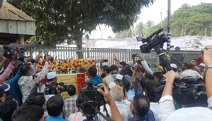 বিশৃঙ্খলার মাঝেও খেলার মাঠ উদ্বোধন করলেন মেয়র তাপস