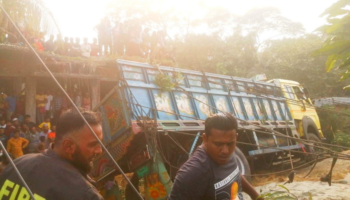 সাতক্ষীরায় ট্রাকচাপায় নিহত ২