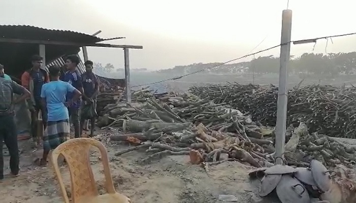 বোয়ালমারীতে ইটভাটার চিমনি গুড়িয়ে দিল পরিবেশ অধিদপ্তর