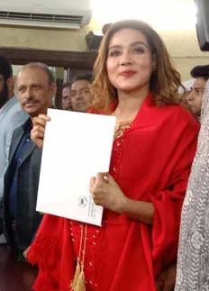 নৌকার মনোনয়ন ফরম কিনলেন মাহি