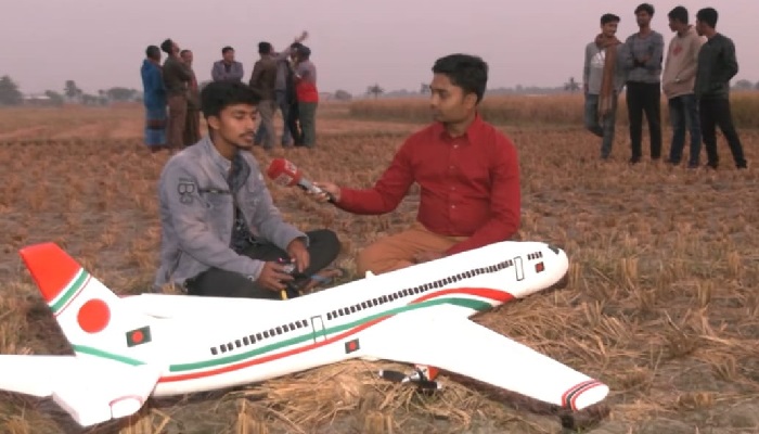 ডুমুরিয়ায় উড়োজাহাজ বানিয়ে আলোড়ন সৃষ্টি
