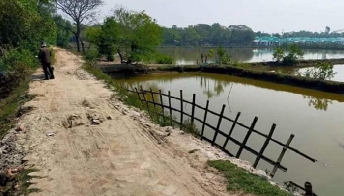 ডুমুরিয়ায়‌ ধুলা-বালিতে চরম ভোগান্তি