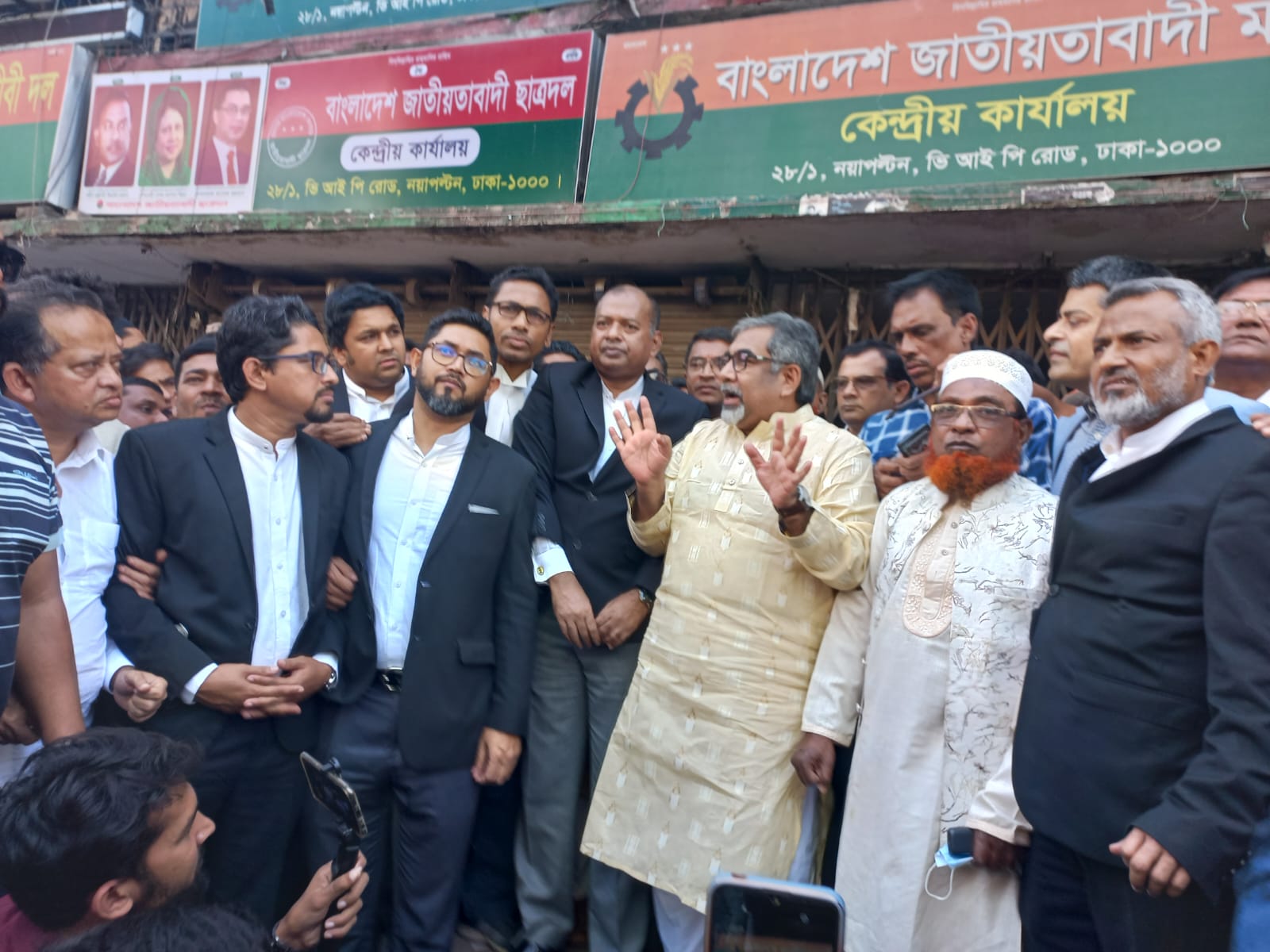 আইনজীবী নিয়ে বিএনপি কার্যালয়ে প্রিন্স