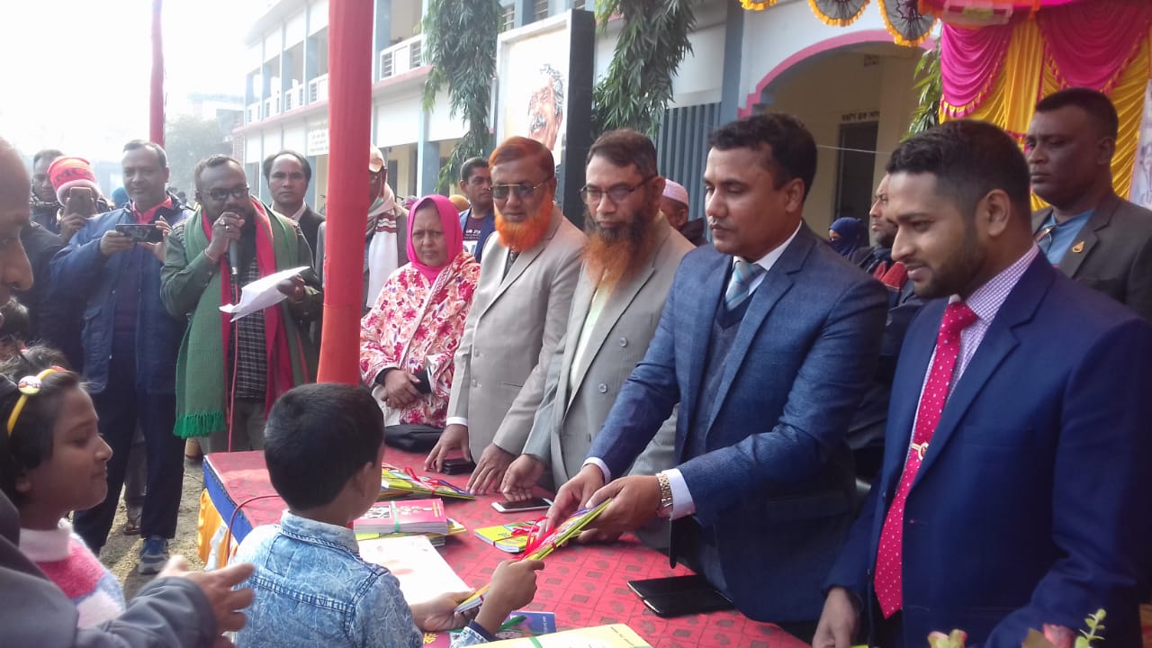 হাতীবান্ধায় বই বিতরণ উৎসব