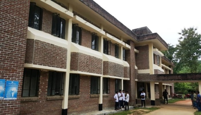 চাঁন্দের গাড়ি উল্টে গভীর খাদে, চালক আহত