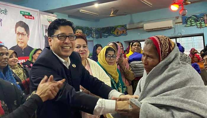 জনপ্রশাসন প্রতিমন্ত্রীর উদ্যোগে শীতবস্ত্র মেহেরপুরে বিতরণ
