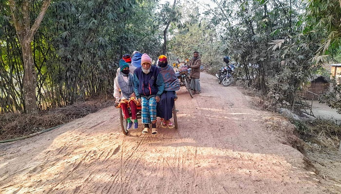 মান্দায় সংস্কার হয়নি সড়ক, জনদুর্ভোগ চরমে