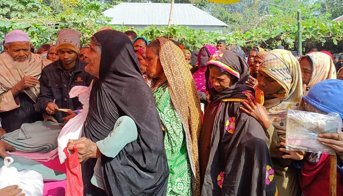 আলফাডাঙ্গায় মানবতার ফেরিওয়ালার শীতবস্ত্র বিতরণ