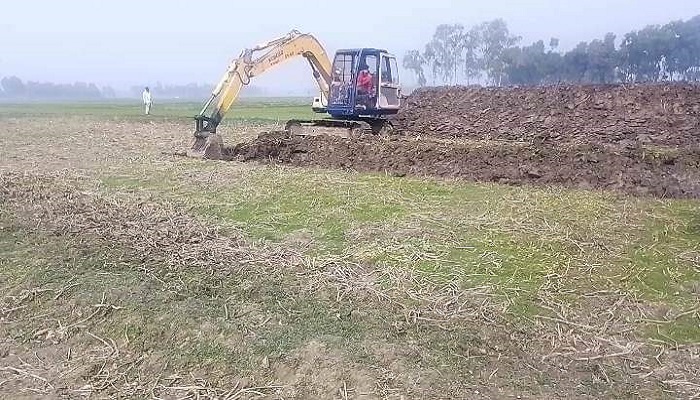 রায়গঞ্জে অনুমতি ছাড়াই পুকুর খনন