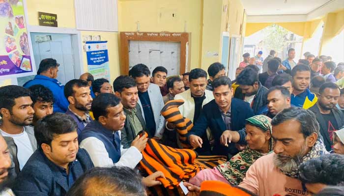সিরাজদিখানে শীতার্তদের গোলাম সারোয়ার কবিরের শীতবস্ত্র বিতরণ