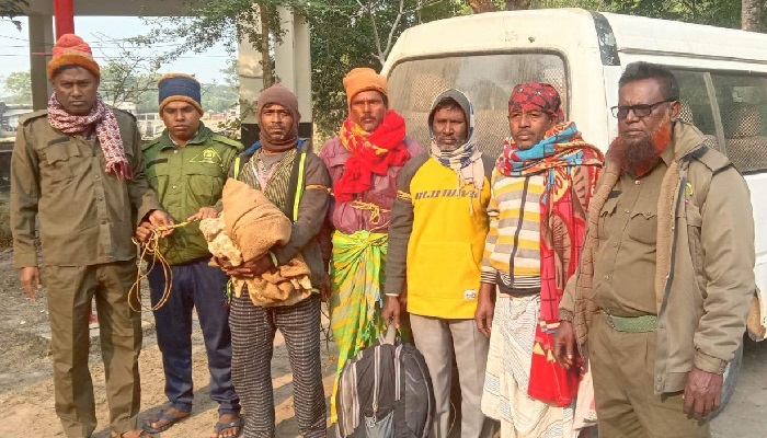 সুন্দরবনে ভারতীয় ৪ জেলেসহ নৌকা আটক