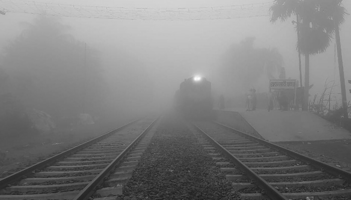 বোয়ালমারীতে ঘন কুয়াশায় জনজীবন স্থবির