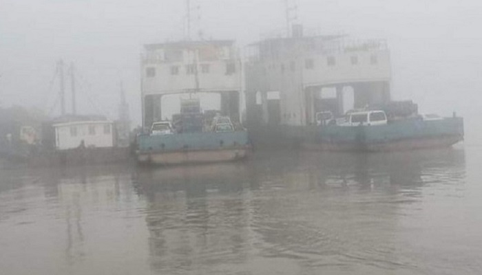 মাঝ নদীতে ২ ফেরি, পাটুরিয়া-দৌলতদিয়ায় নৌ চলাচল বন্ধ