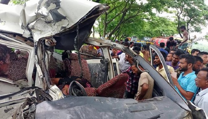 মাধবপুরে মিনি ট্রাক ও মাইক্রোবাস সংঘর্ষ, নিহত ১