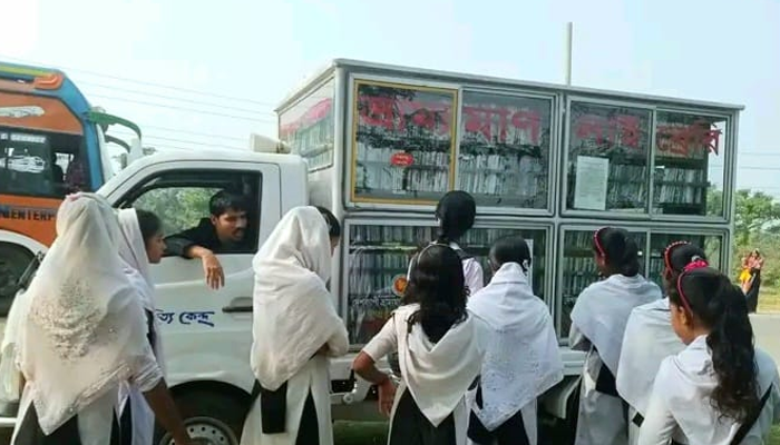 শান্তিগঞ্জে বিশ্বসাহিত্য কেন্দ্রের ভ্রাম্যমাণ লাইব্রেরি