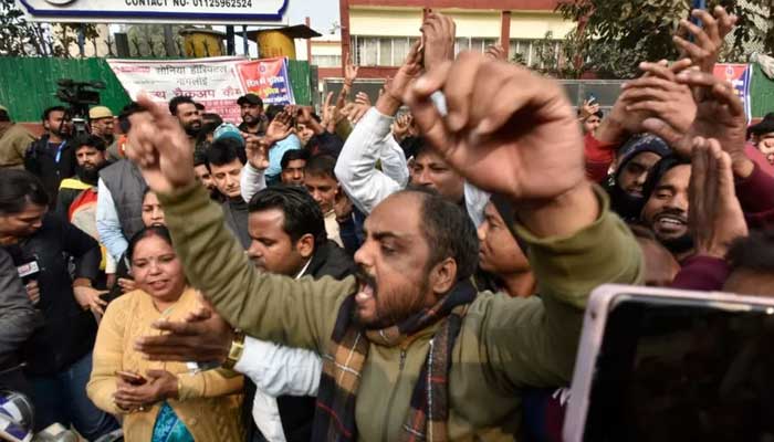 গাড়িচাপা পড়া অঞ্জলিকে ১৩ কি.মি. টেনে নেয়া হয়