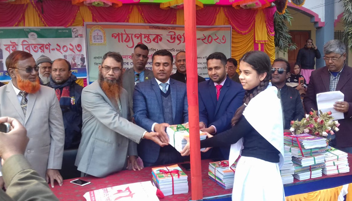 হাতীবান্ধায় বই বিতরণ উৎসব