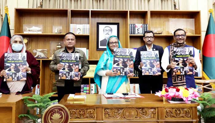 ‘ভেঙেছে দুয়ার এসেছ জ্যোতির্ময়’ গ্রন্থের মোড়ক উন্মোচন