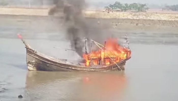 কুতুবদিয়ায় গ‍্যাসের আগুনে পুড়ল ফিশিং বোট