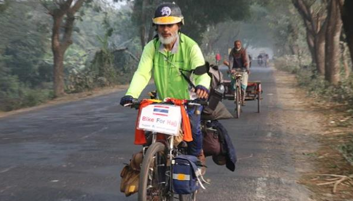 সাইকেল চালিয়ে হজে যাচ্ছেন সালাম