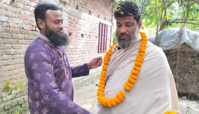 ভোটারদের কৃতজ্ঞতা জানাচ্ছেন আলফাডাঙ্গার পৌর মেয়র