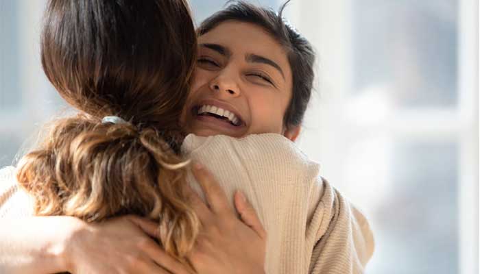 আলিঙ্গনে মেলে প্রশান্তি, জানুন আরো উপকার