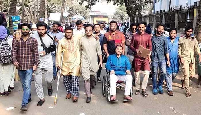 হুইলচেয়ারে ক্যাম্পাসে, শিক্ষার্থীর আত্মহত্যার হুমকি