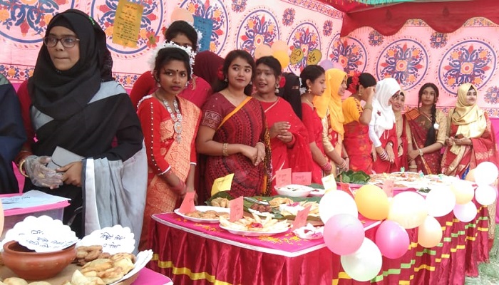 নড়াইল সরকারি মহিলা কলেজে পিঠা উৎসব উদযাপন