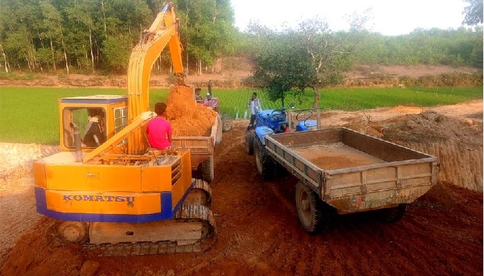 মাধবপুরে টিলা ও জমির কেটে মাটি বিক্রির মহোৎসব