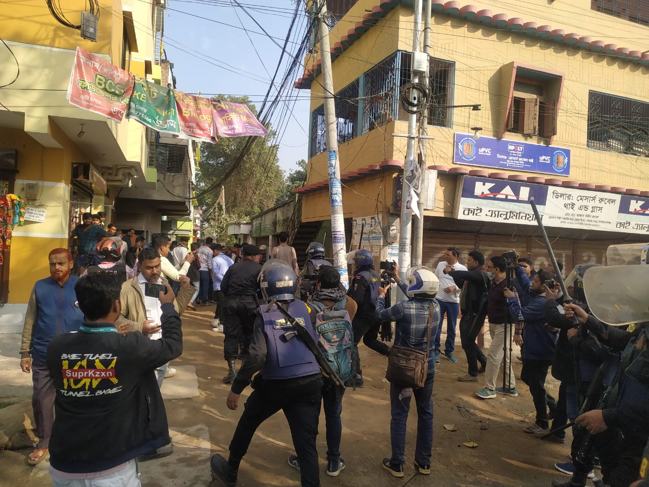 ভোটকেন্দ্র দখল নিয়ে ধাওয়া-পাল্টা ধাওয়া