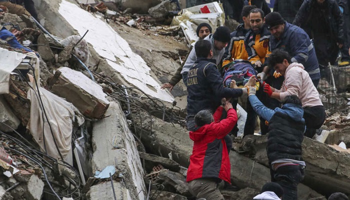 সিরিয়ায় ধ্বংসস্তূপে জন্ম নেয়া শিশু উদ্ধার
