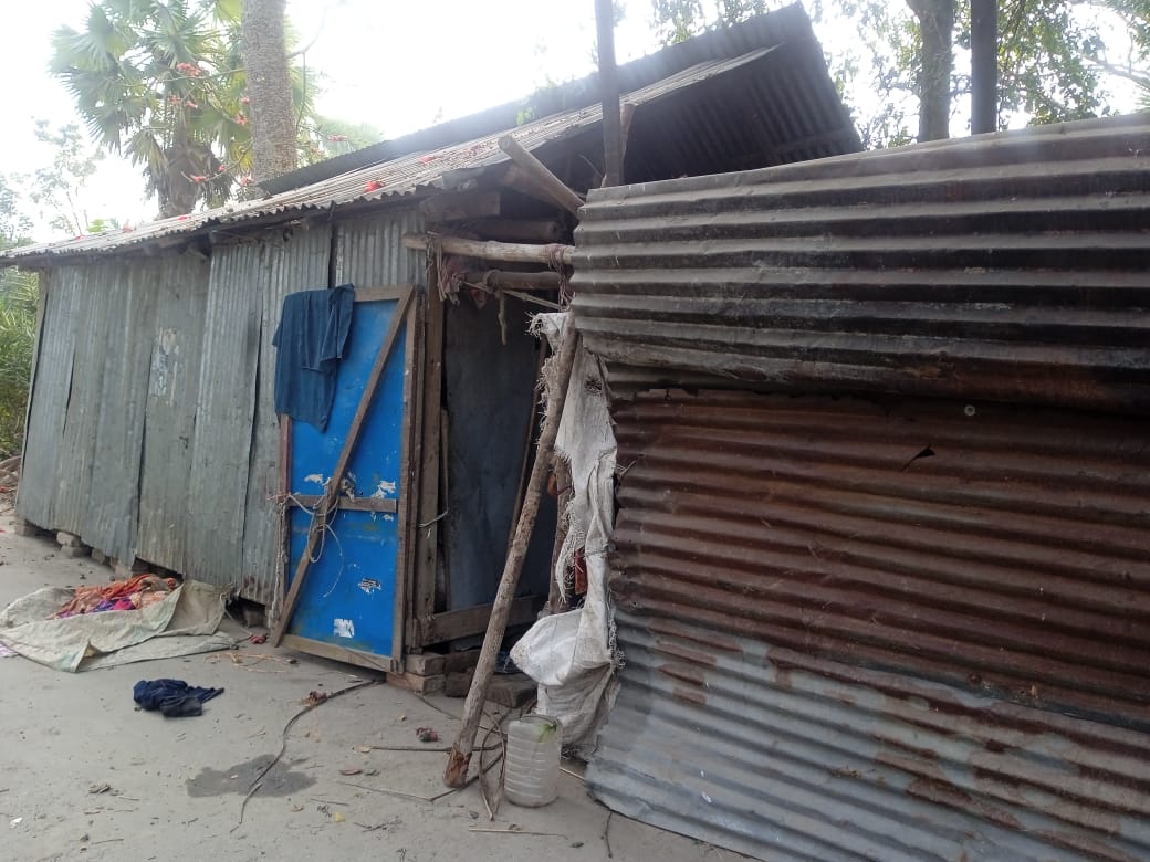 জরাজীর্ণ ঝুপড়িতে দুই সন্তান নিয়ে হালিমার বসবাস