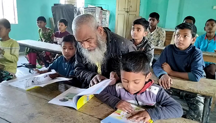 হিসাব লেখা শিখতে স্কুলে ভর্তি হলেন ৬৫ বছরের মান্নান