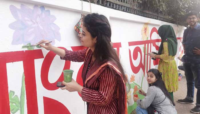 শহীদ মিনারের দেয়ালে দেয়ালে চলছে আল্পনা আঁকাআঁকি