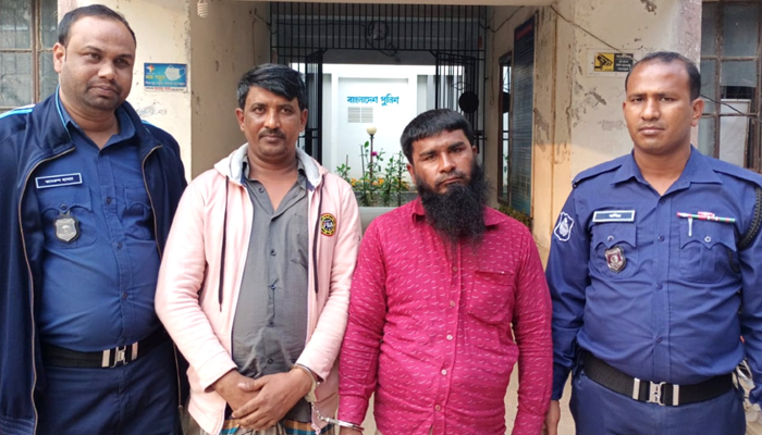 সোনার কয়েন দিয়ে প্রতারণা, আটক ২