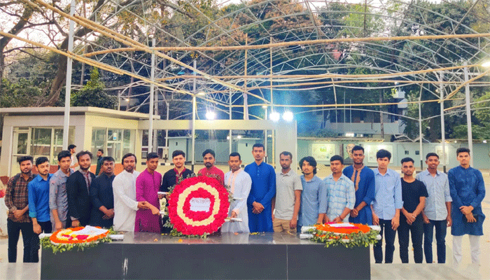 বঙ্গবন্ধুর প্রতিকৃতিতে জবি সাংবাদিক সমিতির শ্রদ্ধাঞ্জলি