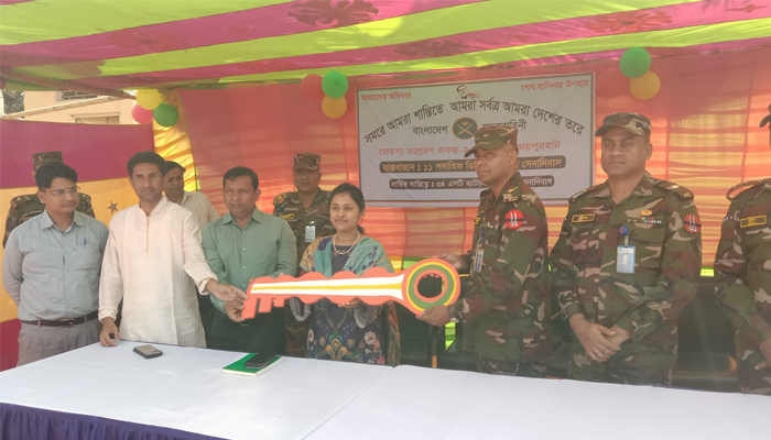 ক্ষেতলালে ৫০ পরিবারকে বাড়ির চাবি হস্তান্তর