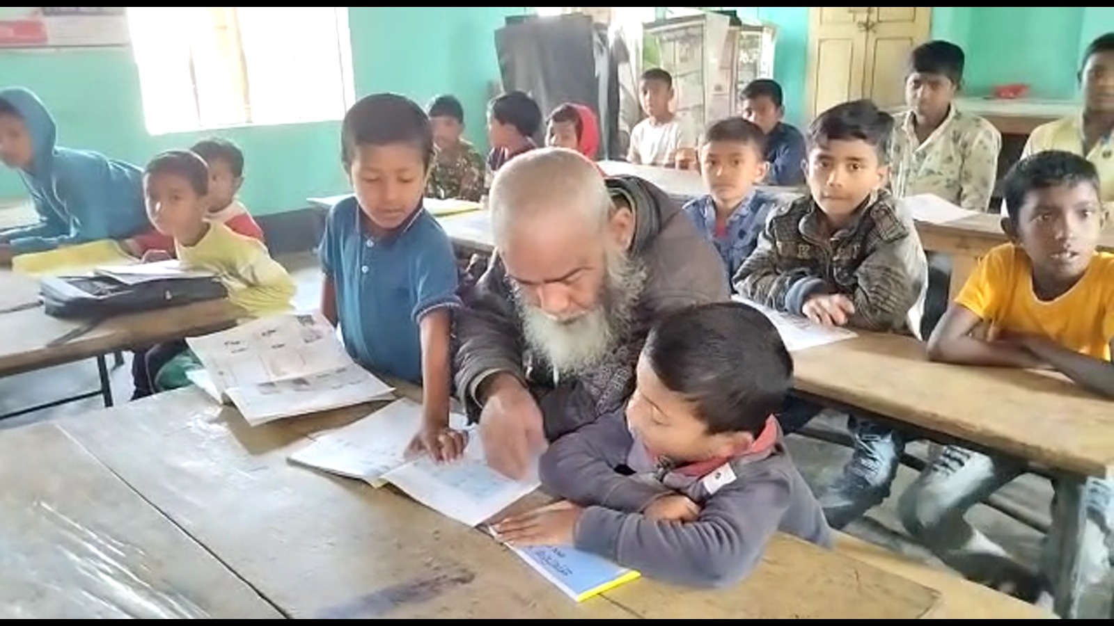 হিসাব লেখা শিখতে স্কুলে ভর্তি হলেন ৬৫ বছরের মান্নান