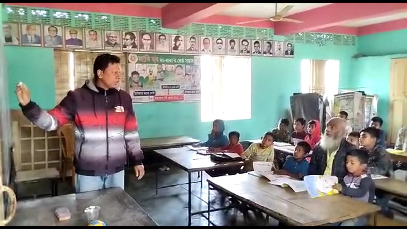 হিসাব লেখা শিখতে স্কুলে ভর্তি হলেন ৬৫ বছরের মান্নান