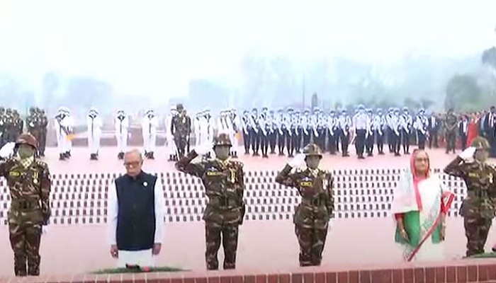 স্মৃতিসৌধে রাষ্ট্রপতি-প্রধানমন্ত্রীর শ্রদ্ধা