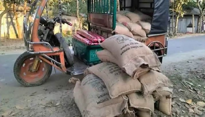 শেরপুরে ৫৬ বস্তা ভিজিডি’র চালসহ ২ অটোরিকশা জব্দ