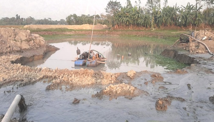 মুরাদনগরে ত্রিফসলী জমির মাটি কেটে সাবাড়